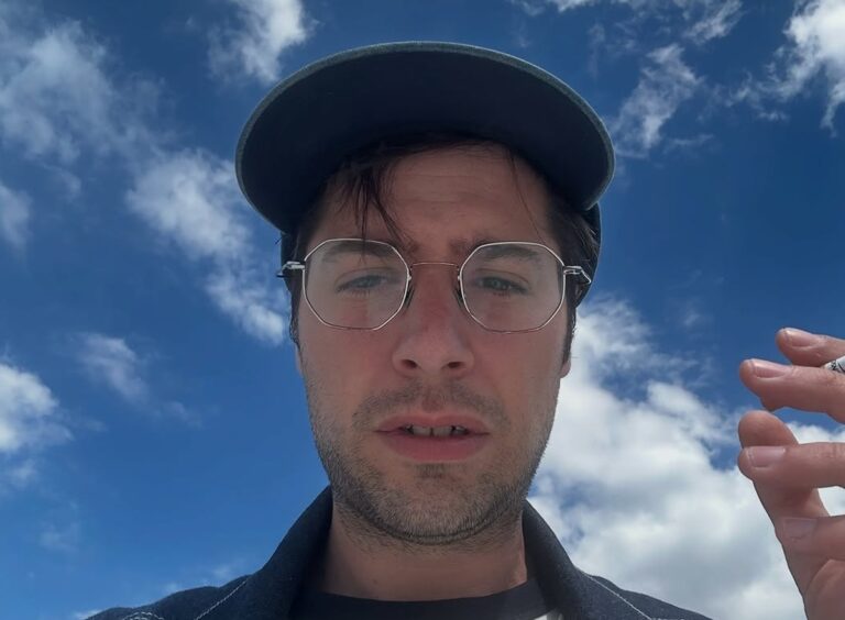 Chi è Galeffi: carriera e vita privata del cantante che al fianco di Tredici Pietro a Sanremo 2026