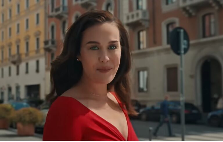 Megan Gale di nuovo in uno spot TV: chi è la modella e perché è tornata dopo quasi 20 anni